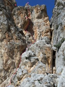 To crack Topo. The easier variation follows a line to the left after the 2nd belay (Not shown on the photo) 